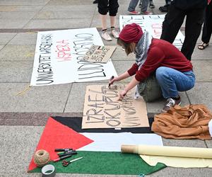 Protest studentów pod bramą Uniwersytetu Warszawskiego 