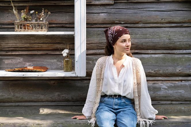 Wiosną i latem nosimy romantyczne bluzki boho. Z czym je łączyć? 