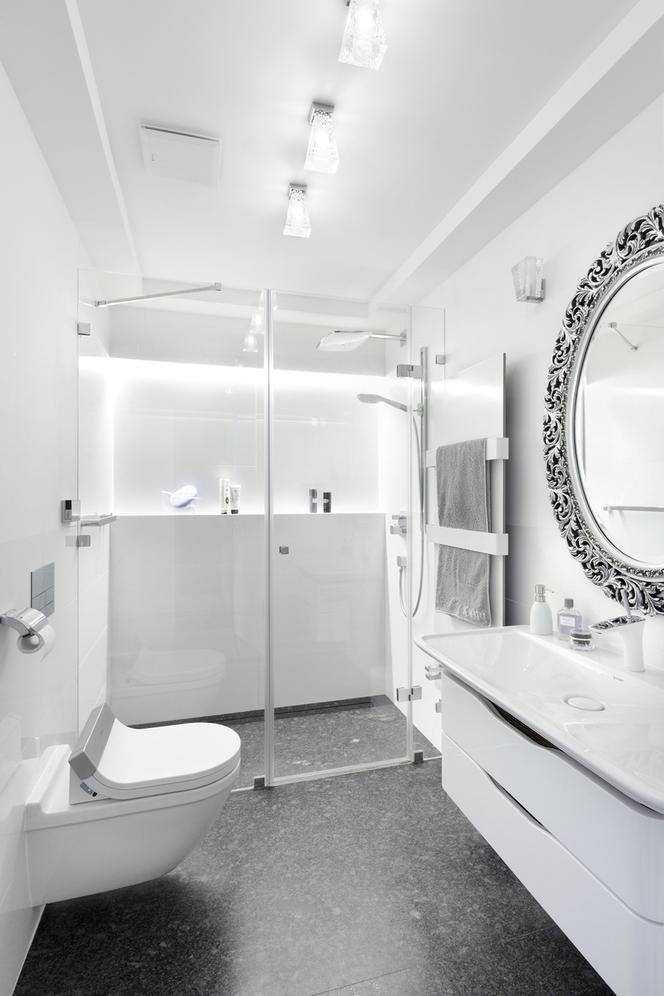 Biała armatura w łazience w stylu nowoczesnym