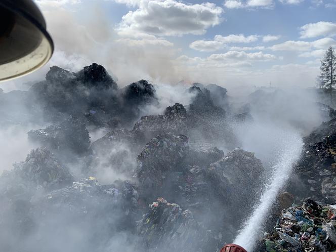 Pożar składowiska w Łowiczku! 19 zastępów straży pożarnej w akcji