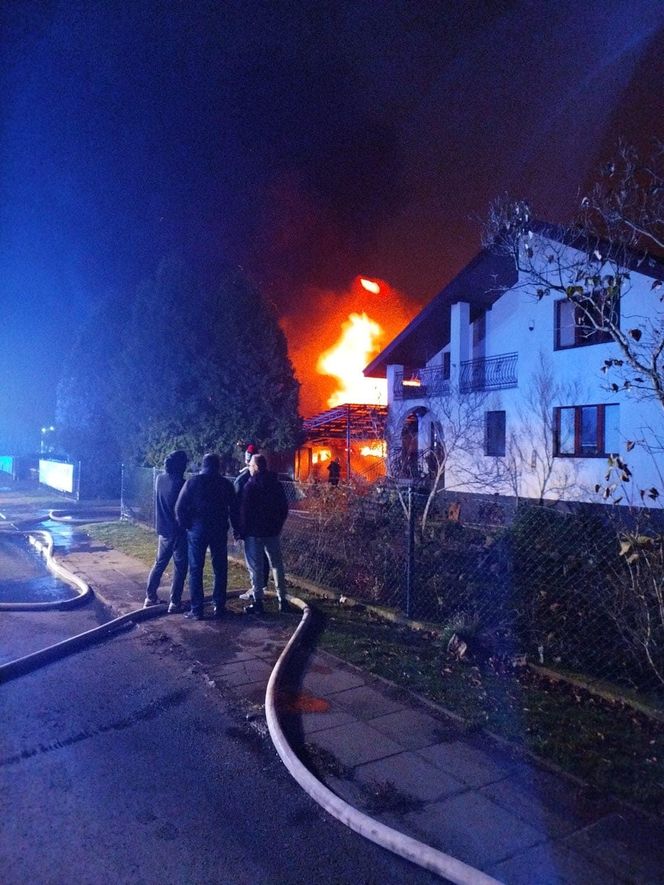 Przez lata prowadzili warsztat samochodowy w Kotomierzu pod Bydgoszczą. Pożar zabrał im wszystko. "Obudził nas walenie do drzwi i krzyk"