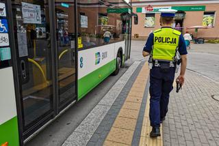 Białystok. Policjanci sprawdzają, czy pasażerowie BKM noszą maseczki. Za jej brak jest 500 zł mandatu [ZDJĘCIA]