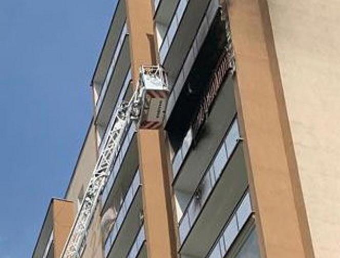 Pożar bloku na Gocławiu. Balkon wieżowca stanął w ogniu