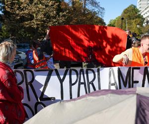 Ostatnie Pokolenie rozbiło namioty przed Sejmem. Domagają się prac nad ustawą o transporcie publicznym
