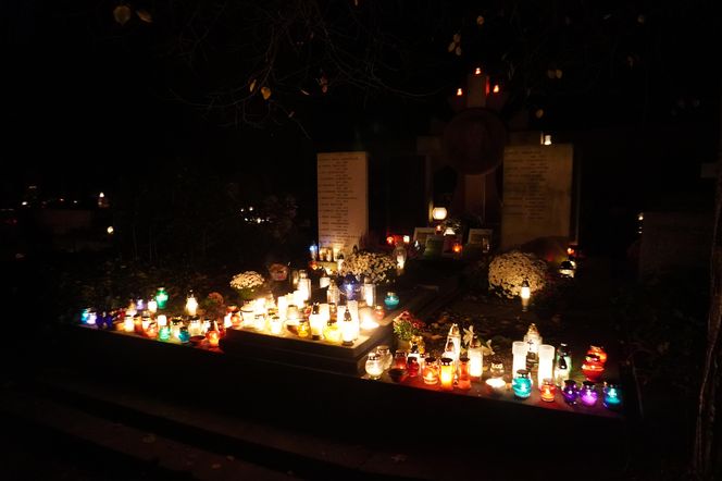 Stare Powązki rozświetlone zniczami 2.11.2024