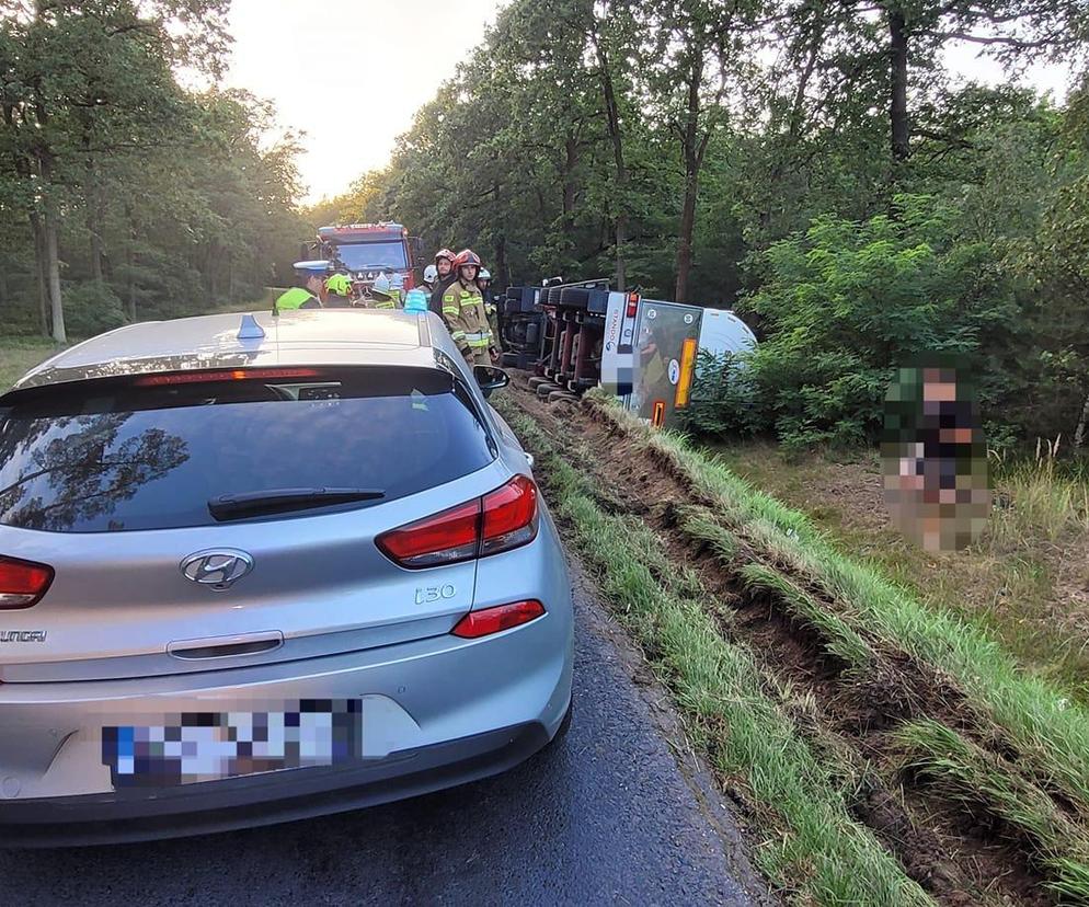 Słodki transport w rowie. Niedaleko Góry tir z cysterną czekolady wpadł do rowu