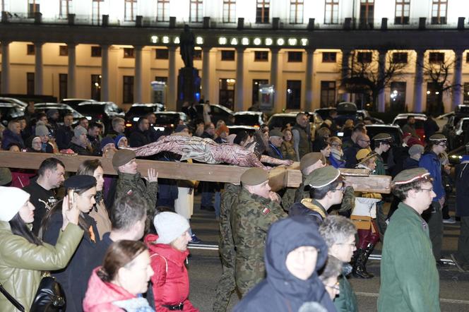 Tłumy wiernych przeszły przez stolicę. Centralną Drogę Krzyżową poprowadził kardynał Nycz