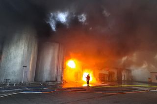 Manie pod Białą Podlaską. Wielki pożar magazynu z parafiną. Z ogniem walczą strażacy z całego regionu