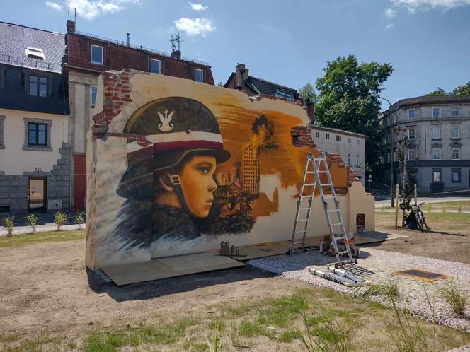 Jelenia Góra upamiętnia Powstańców Warszawskich. Zobacz piękny powstańczy mural 