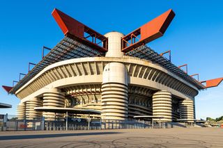 Słynny stadion San Siro do rozbiórki. W tle ucieczka przed statusem zabytku, miliardowe zyski i katastrofa klimatyczna