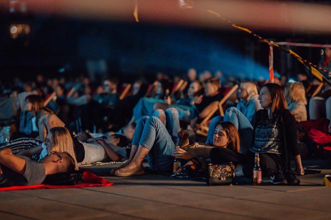 Tłumy ludzi i świetna atmosfera. Wystartowało plenerowe Kino Letnie w Centrum Historii Zajezdnia [GALERIA]