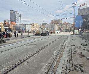 Tramwaje wróciły na Rynek w Katowicach. A to wciąż plac budowy