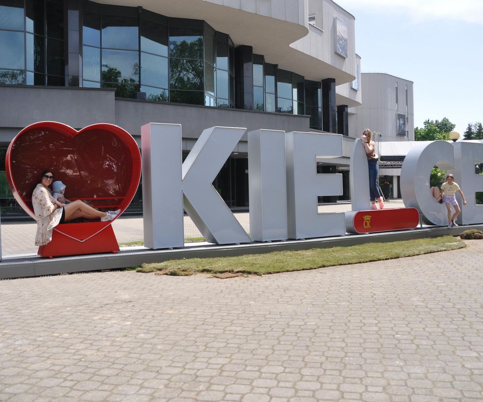 Napis I love Kielce obok Kieleckiego Centrum Kultury