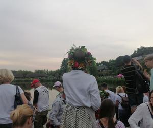 Tak wyglądała noc świętojańska w lubelskim skansenie! Wicie wianków i wrzucanie ich do wody [ZDJĘCIA]