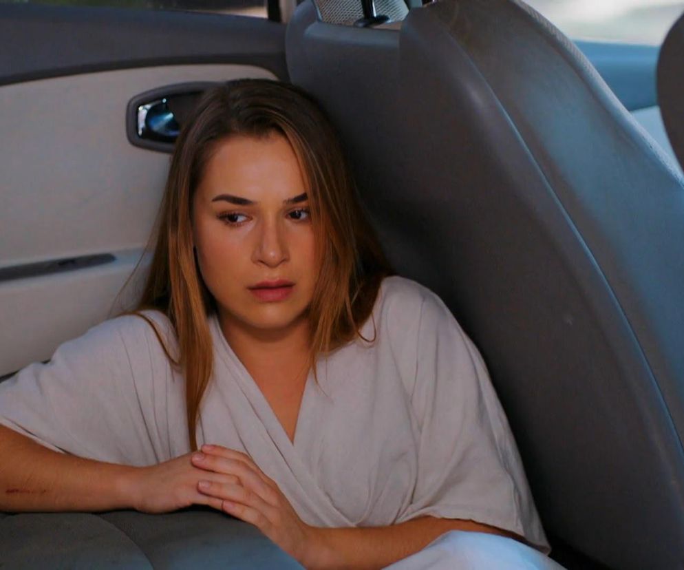 Miłość i nadzieja, odcinek 272: Tak Sila dotrze na ślub Bahar i Kuzeya! Podsłucha rozmowę doktora Leventa i ukryje się w jego samochodzie - ZDJĘCIA