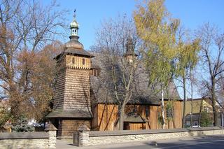 To jeden z najpiękniejszych drewnianych gotyckich kościołów w Małopolsce. Stoi obok miejskiego targowiska