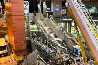 Montaż ruchomych schodów przy dworcu MDA w Krakowie