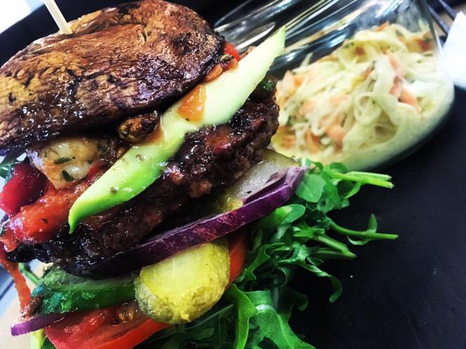 Hamburger w pieczarce portobello