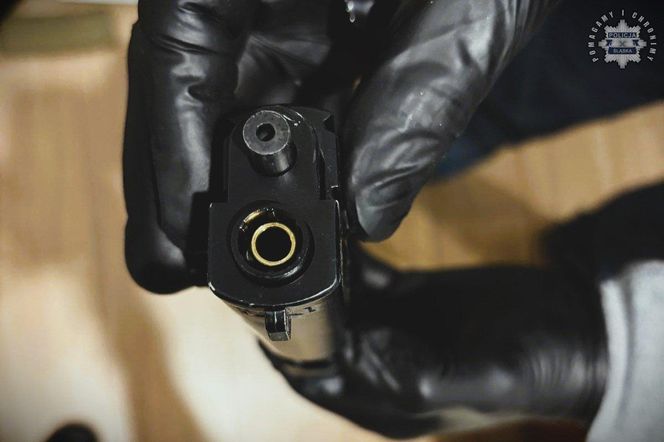 Policja rozbiła gang pseudokibiców ze Śląska. W tle handel narkotykami, przemyt i handel ludźmi