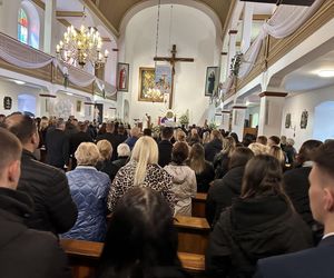 Tłumy na pogrzebie tragicznie zmarłej Mai. Kościół w Działdowie wypełniony po brzegi