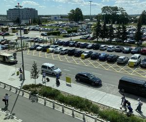 Zazieleniony teren parkingu i pasażu przed terminalami Katowice Airport