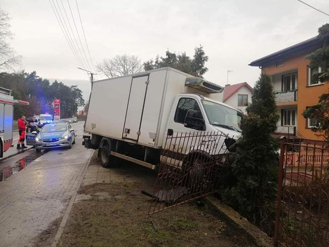 Ciężarówka uderzyła w ogrodzenie, mężczyzna nie przeżył