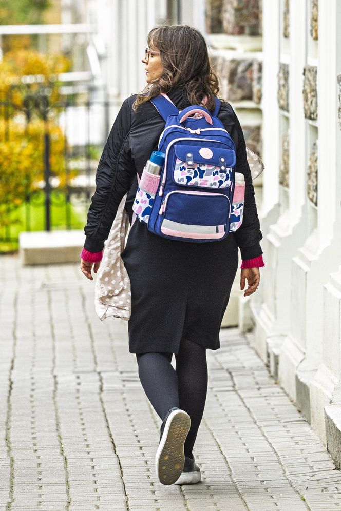 Jachira maluje się w tramwaju