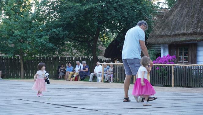 Sielanka na parkiecie w Muzeum Wsi Lubelskiej pod gołym niebem! Za nami kolejna potańcówka w rytmie miejskiego folkloru z Warszawy i Lwowa