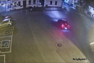 Brodnica: 19-latka z BMW uderzyła w budynek. Policja pokazała materiał z ulicy Mały Rynek