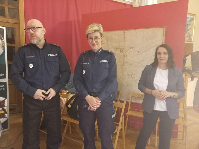 Z takiej strzelał James Bond. Cenny podarunek od policji w Lesznie dla Muzuem Okręgowego