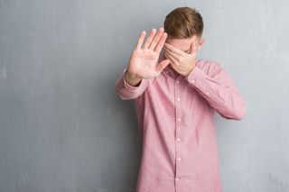 Trądzik neuropatyczny ma podłoże psychiczne. Do czego prowadzi nadmierne wyciskanie pryszczy?