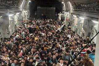 Kabul. W samolocie było aż 640 PASAŻERÓW! Afgańczycy ściśnięci siedzieli na podłodze [ZDJĘCIA]