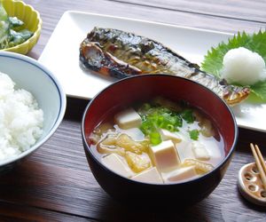 Jak zrobić zupę japońską? 4 łatwe przepisy na zdrowe zupy z Japonii