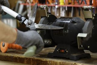 Jak naostrzyć narzędzia do cięcia. Ostrzenie sekatora, nożyc do żywopłotu, siekiery, kosy