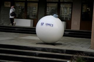 Na placu przed rektoratem UMCS w Lublinie zagościły wielkie czerwone bombki!