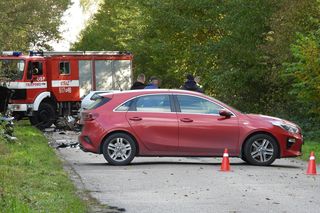 Śmierć na drodze pod Pułtuskiem. Zderzyli się czołowo, jeden z kierowców wypadł z auta