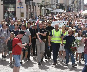 Marsz Milczenia dla Klaudii w Toruniu. „Niech nasza cisza przemówi głośniej niż słowa” [GALERIA]