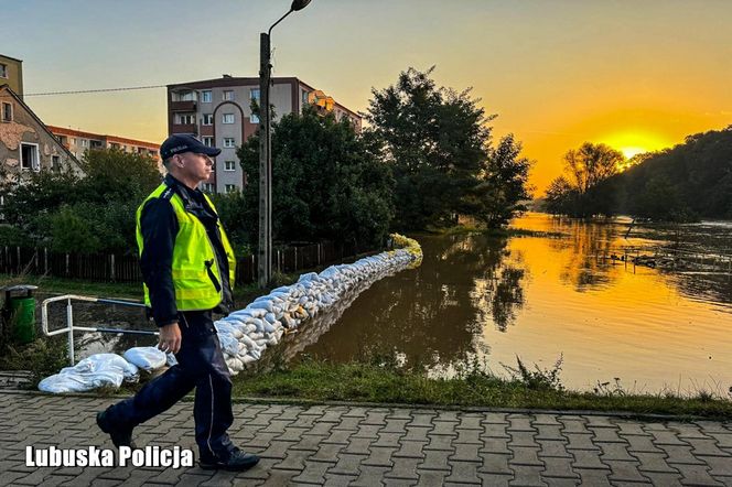 Rzeka Bóbr w Żaganiu przekroczyła stan alarmowy. Jest pilny apel policji