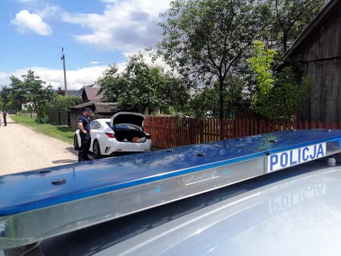Staranował autem policjantów