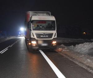 Kierowca ciężarówki potrącił 16-latkę pod Tarnowem. Dziewczyna trafiła do szpitala. Policja poszukuje świadków