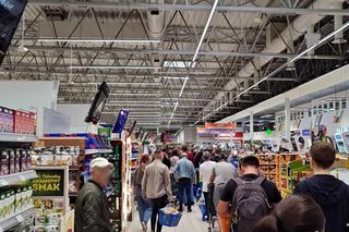 Wrocław. Panika na wrocławskim osiedlu. Ogromne kolejki w sklepach, zamknięte firmy