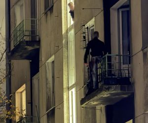 Furiat szalał na Mokotowie. Zrzucał meble na samochody