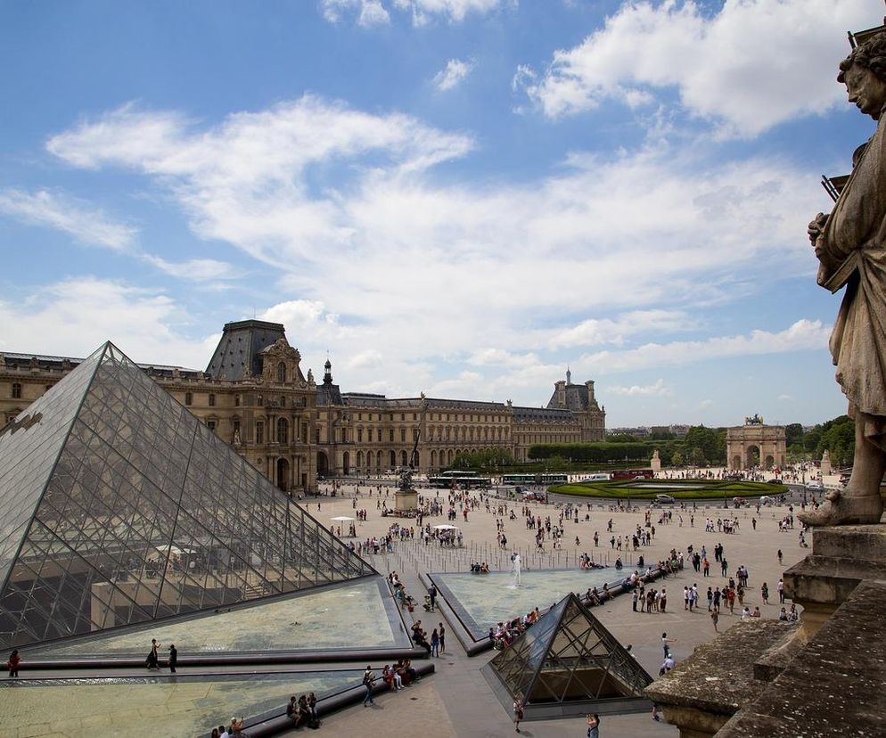 Kradzież klejnotów z Luwru. Są nowe informacje o oskarżonych. Mieli już bogatą kartotekę