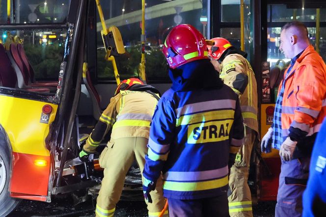 Wypadek z udziałem autobusu i ciężarówki w Warszawie (23.10.2025)