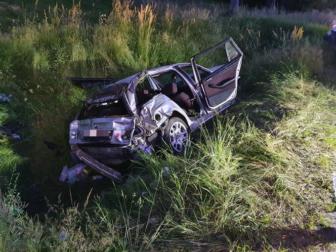 Kożuszki-Kolonia. Jeden 18-latek nie żyje, dwóch zostało rannych! ZDJĘCIA z koszmarnego wypadku bmw na DK nr 92