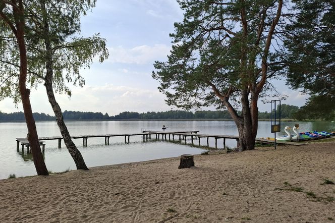 Spokojne wrześniowe popołudnie nad Jeziorem Bialskim w Białce