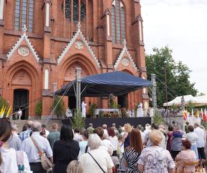 Boże Ciało 2024. Tłumy wiernych przeszły w procesji ulicami Białegostoku