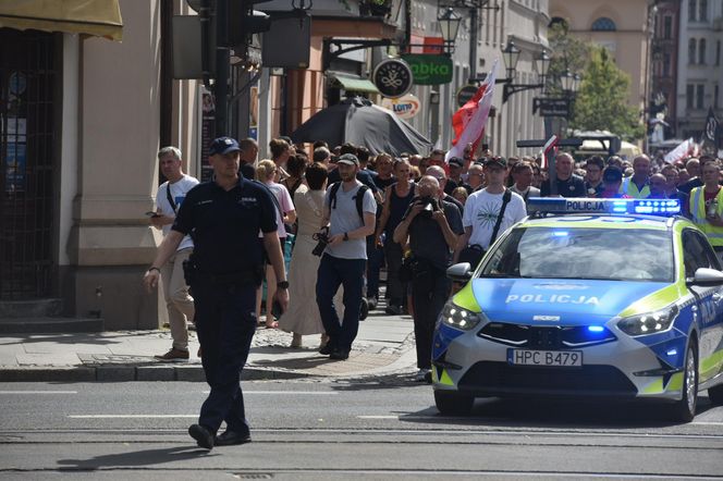 Marsz Milczenia dla Klaudii w Toruniu. „Niech nasza cisza przemówi głośniej niż słowa” [GALERIA]