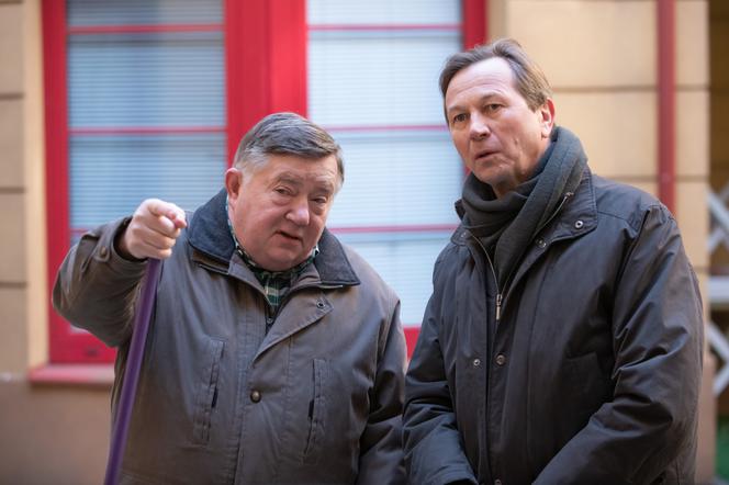 Na Wspólnej odc. 2872. Włodek Zięba (Mieczysław Hryniewicz), Muszko (Piotr Cyrwus)