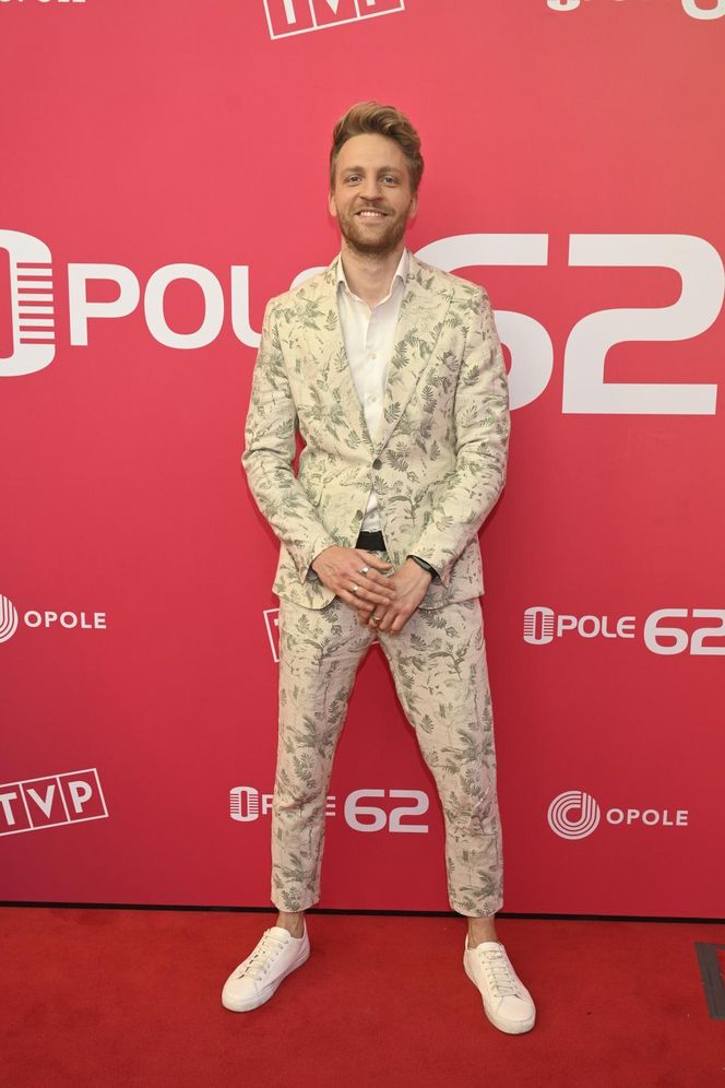 Konferencja prasowa 62. edycji Krajowego Festiwalu Polskiej Piosenki w Opolu. Tłum gwiazd na czerwonym dywanie